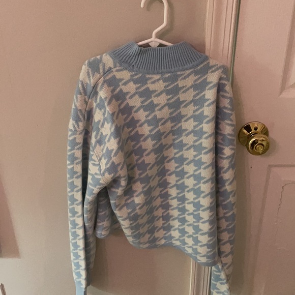 sweater - Picture 3 of 4